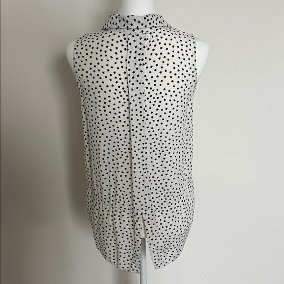 Velvet Heart Star Print Sleeveless Blouse - Picture 4 of 4